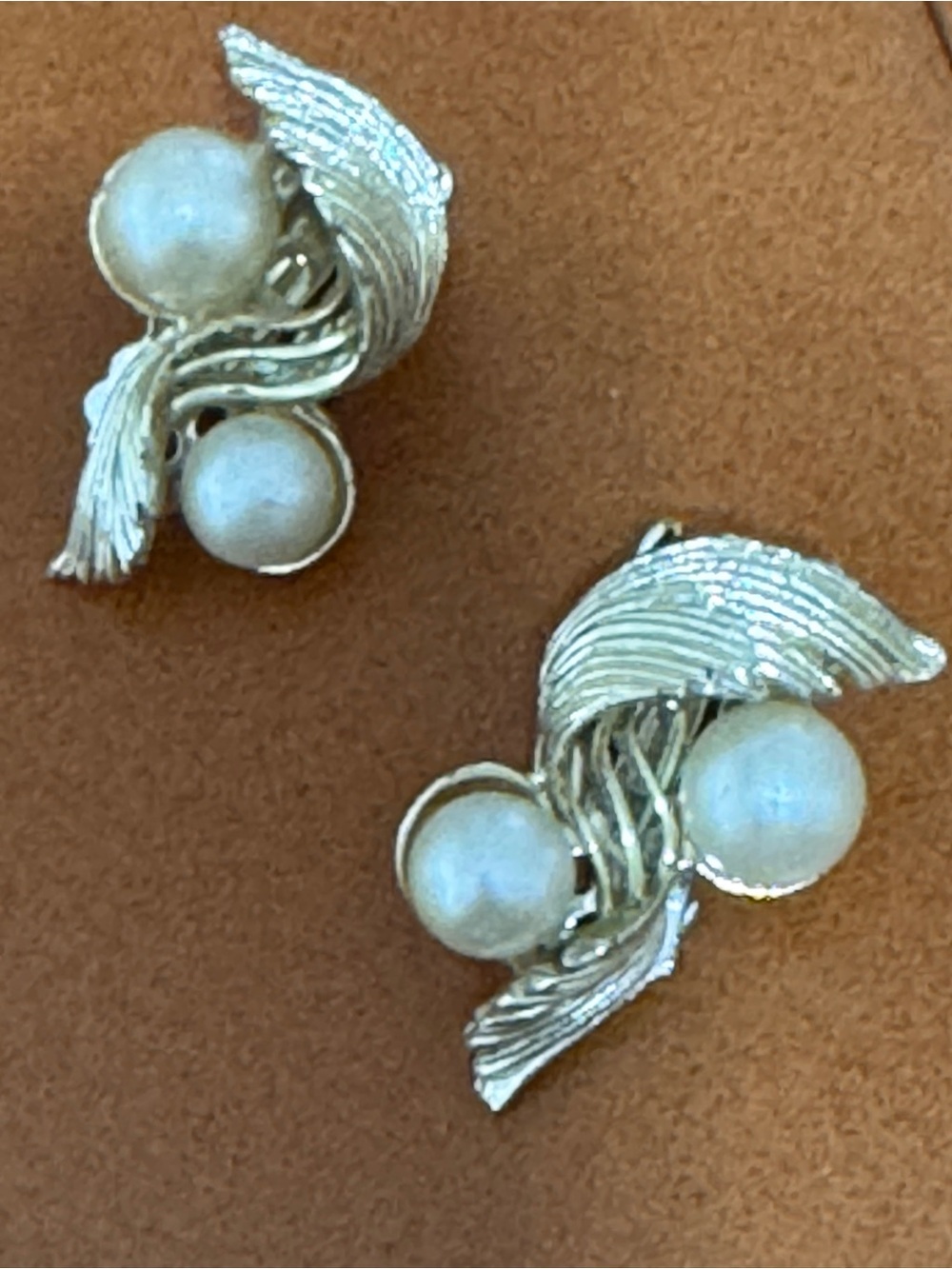 Vintage 1960s Pearl/Gold tone Clip Earrings - Picture 2 of 3